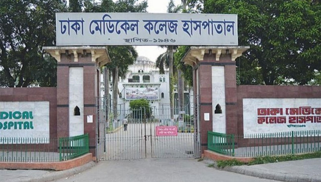 ঢামেক থেকে রোগী ভাগিয়ে নেওয়ার সময় দালাল আটক