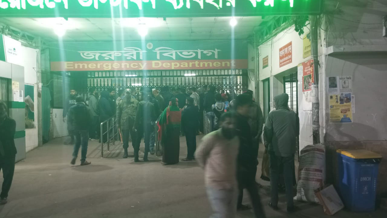 পাম্পে তেল নেওয়ার সময় শর্ট সার্কিটে আগুন, দগ্ধ ৪