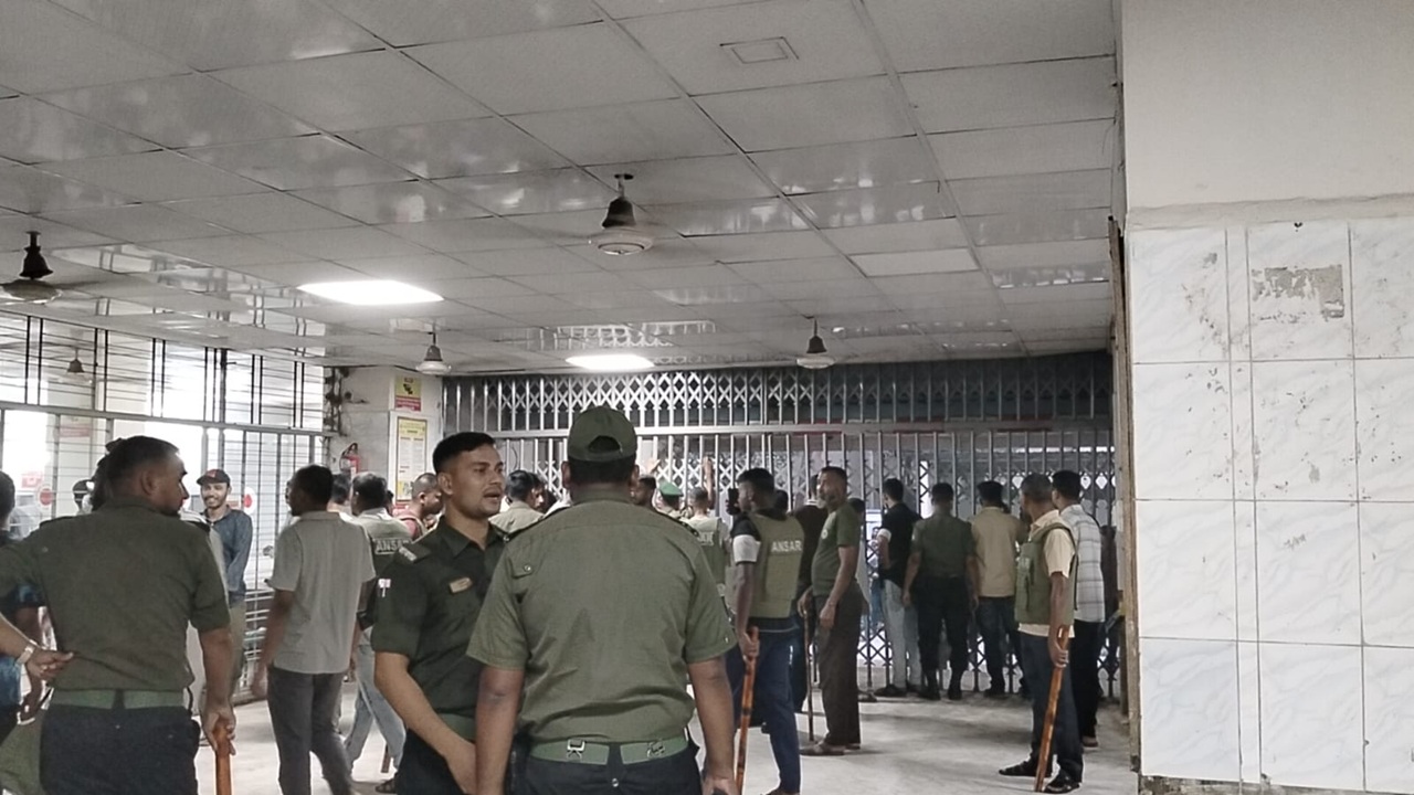 ঢামেকে চিকিৎসক-ঢাবি শিক্ষার্থীদের সংঘর্ষ, জরুরি সেবা বন্ধ