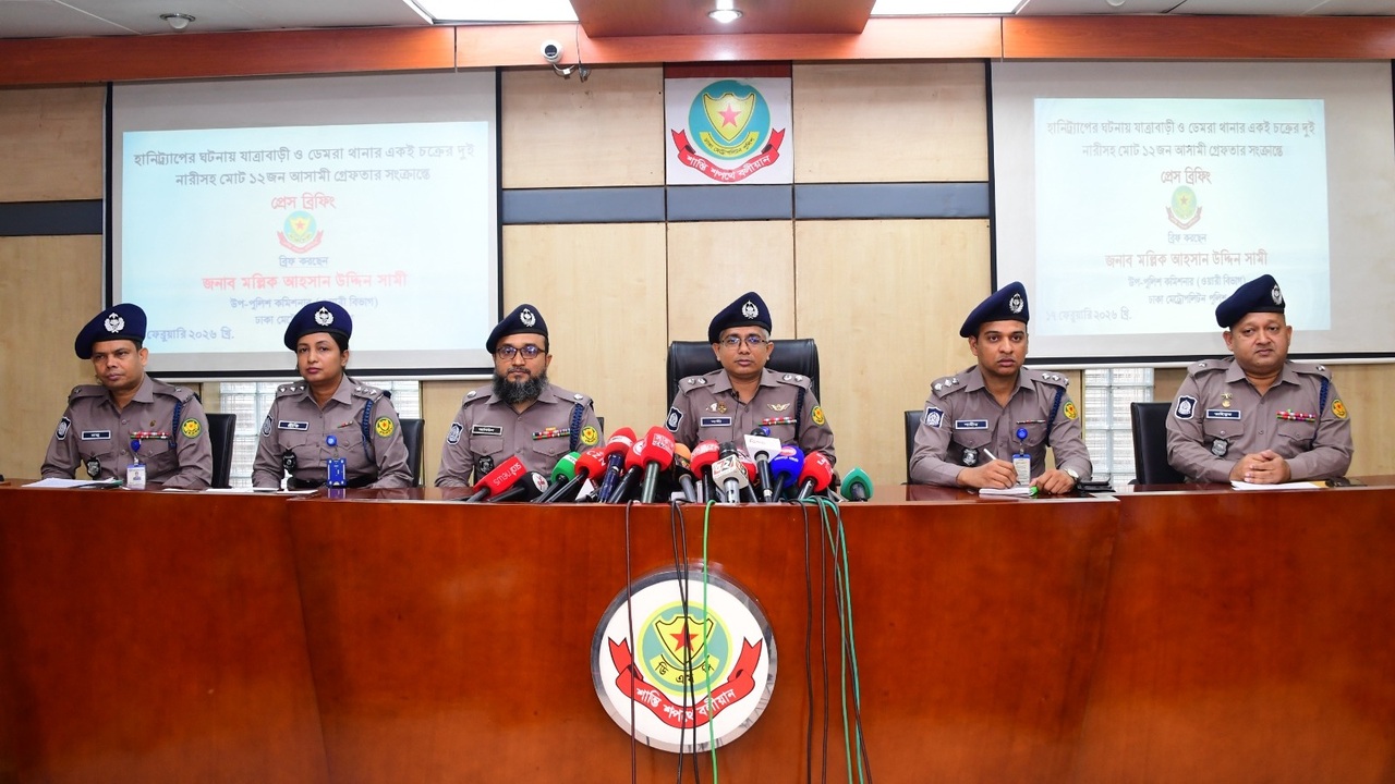 রাজধানীতে দুই নারীসহ ‘হানিট্র্যাপ’ চক্রের ১২ সদস্য গ্রেপ্তার