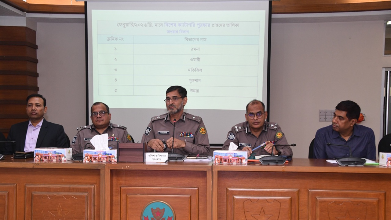 ঈদযাত্রা নির্বিঘ্ন রাখতে পুলিশকে সতর্ক থাকার নির্দেশ ডিএমপি কমিশনারের