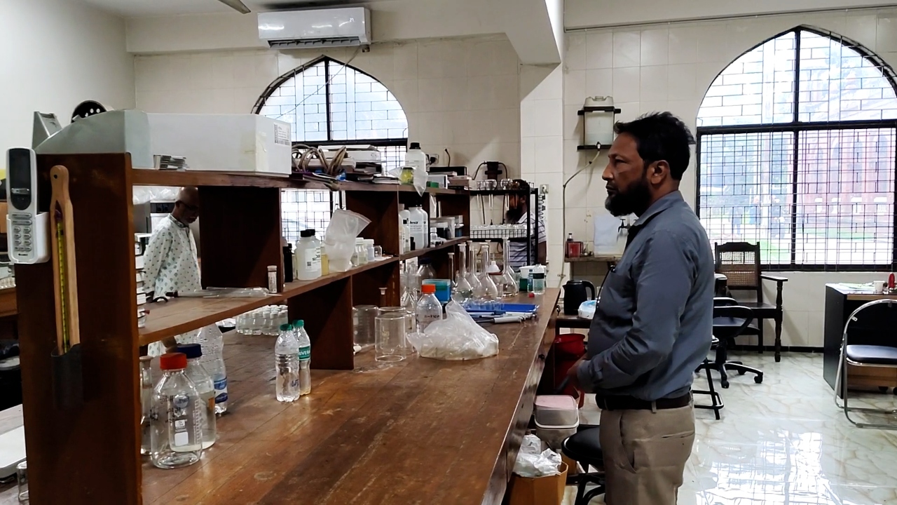 ঢাকা বিশ্ববিদ্যালয়ে বাস্তবে পূর্ণোদ্যমে চলছে ৫/৬টি গবেষণা কেন্দ্রের কার্যক্রম। ছবি: চরচা