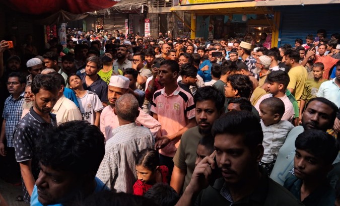 ভূমিকম্পের পর রাস্তায় নেমে এসেছেন পুরান ঢাকার স্থানীয়রা। ছবি: বাসস