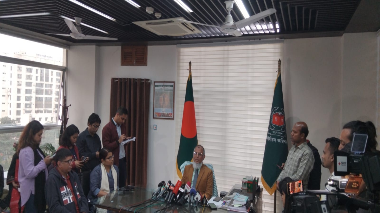 ফলাফল মধ্যরাতেই, বড়জোর শেষ রাতে: কমিশনার আনোয়ারুল