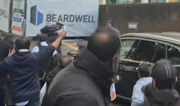 দুষ্কৃতিকারীরা যে গাড়িতে ডিম ছুড়েছে, তাতে ছিলেন না উপদেষ্টা মাহফুজ