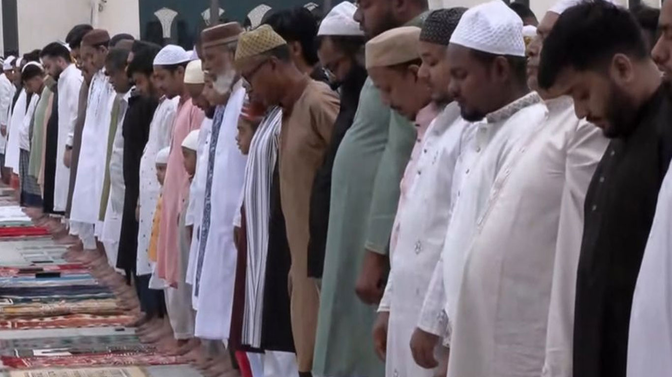 বায়তুল মোকাররমে ঈদের প্রথম জামাত অনুষ্ঠিত