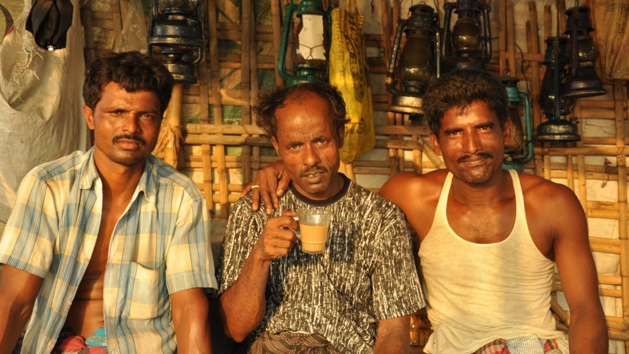 সারা বছর তারা রিকশাচালক, খেতমজুর বা চায়ের দোকানদার, ঈদের সময়ে তারা হয়ে যান কসাই। ছবি: চরচা