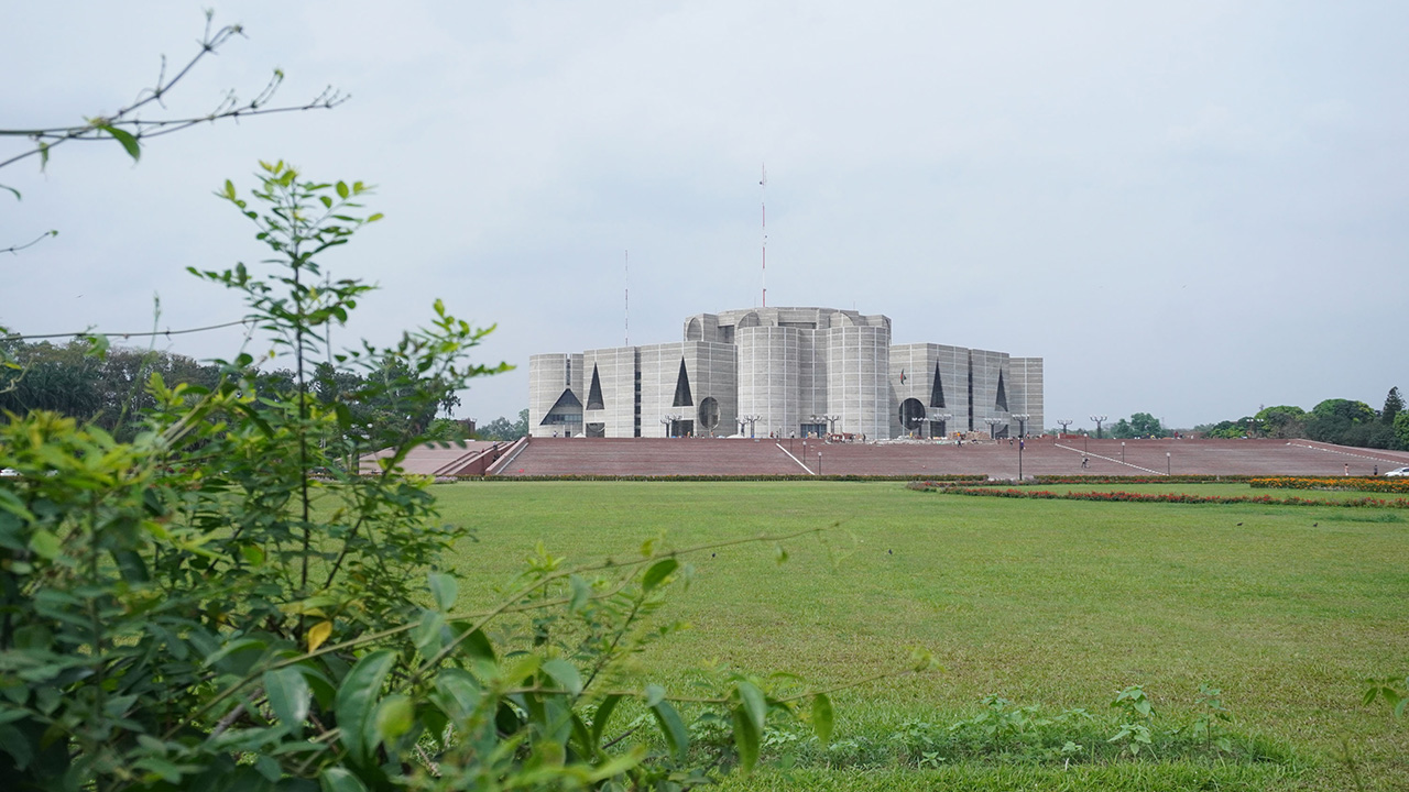 আমরা নিজেরাই আমাদের কবর খুঁড়ছি