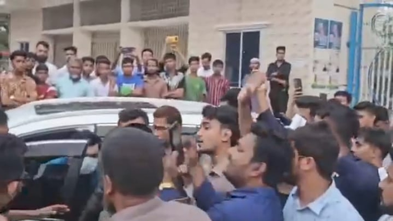 চিড়িয়াখানার সামনে জনতার হাতে ‘আটক’ কনটেন্ট ক্রিয়েটর আর এস ফাহিম