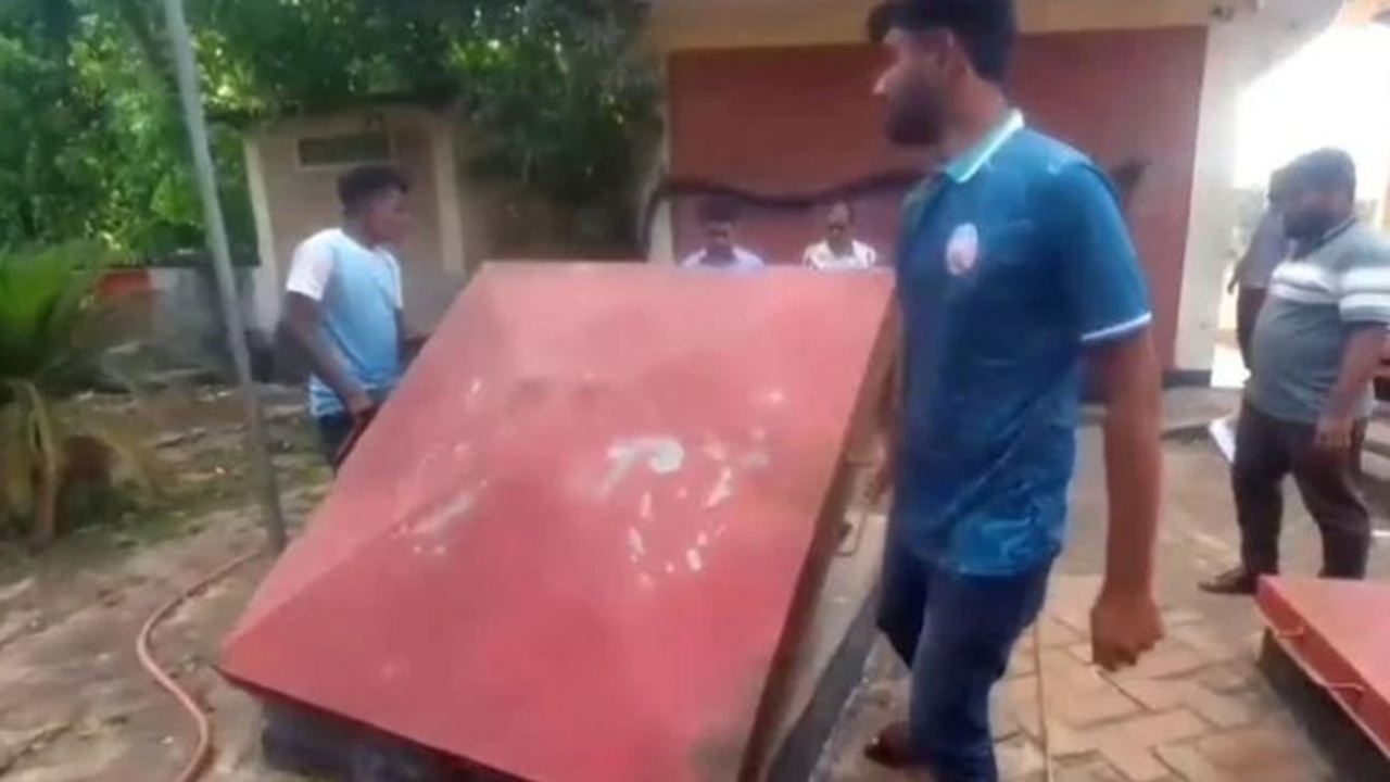 ফরিদপুরে ‘তেল নাই’ লেখা দুই পাম্পে মিলল ২৮ হাজার লিটার তেল