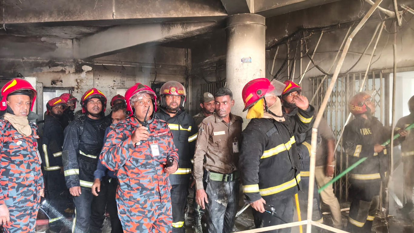 শাহবাগে বাংলাদেশ মেডিকেল বিশ্ববিদ্যালয়ে আগুন