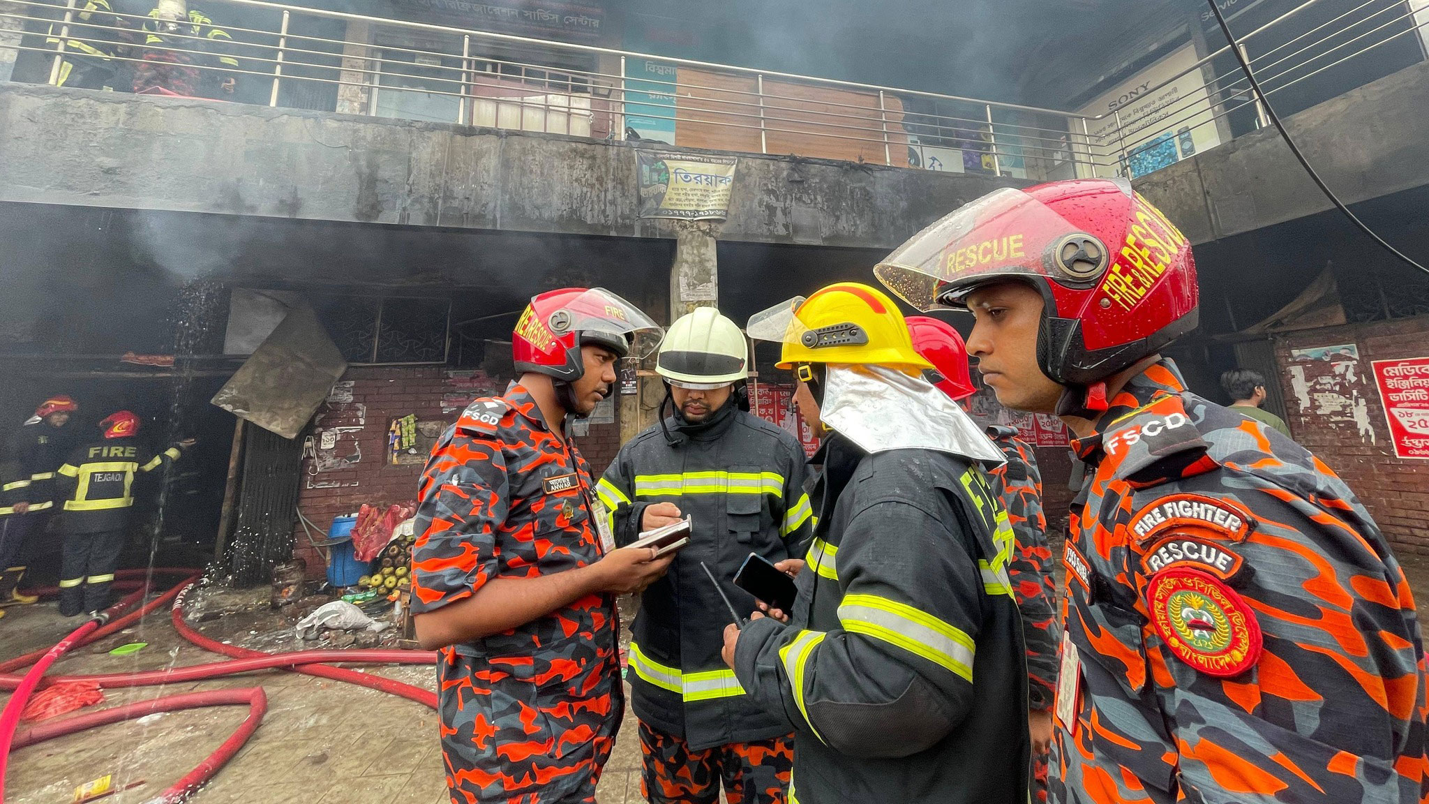 দুই ঘণ্টার চেষ্টায় বিজয় সরণির বাজারে লাগা আগুন নিয়ন্ত্রণে