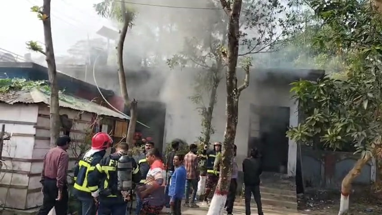 বরিশালে বহুতল ভবন ও স্কুলে আগুন