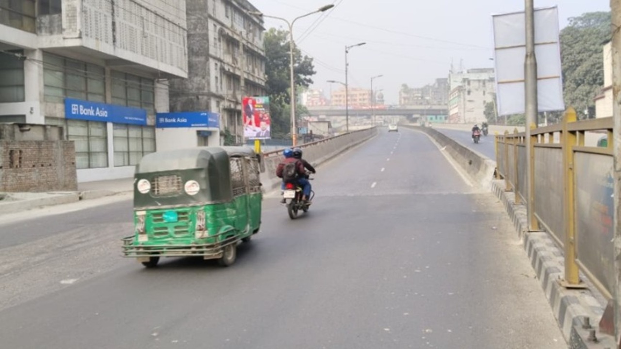 মগবাজার-মৌচাক ফ্লাইওভারে ওঠা-নামার মোট পাঁচটি পয়েন্টে নেই সিসিটিভি ক্যামেরা। ছবি: চরচা