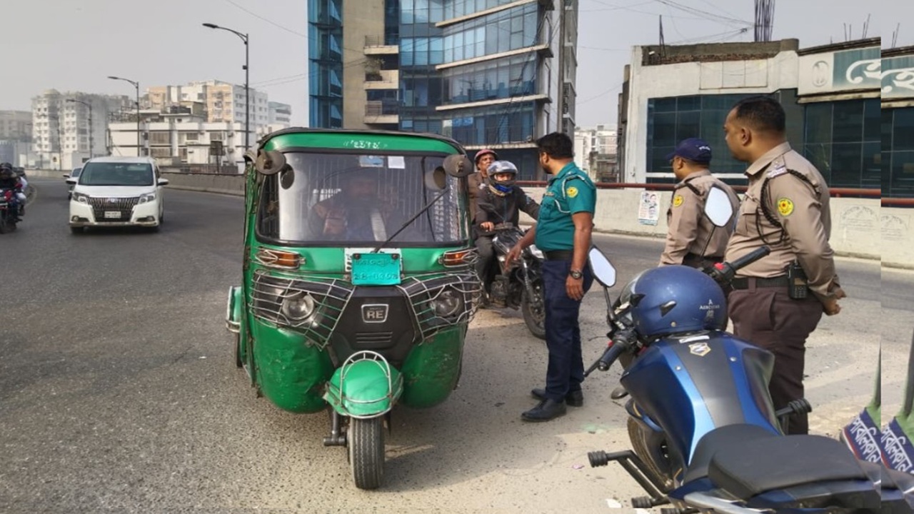 মগবাজার-মৌচাক ফ্লাইওভারে একটি সিএনজিতে তল্লাশি চালাচ্ছে পুলিশ। ছবি: চরচা