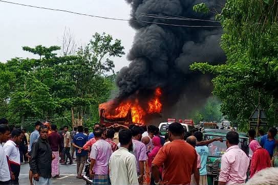 ফটিকছড়িতে বাসচাপায় বাবা-ছেলে নিহত, সড়ক অবরোধ