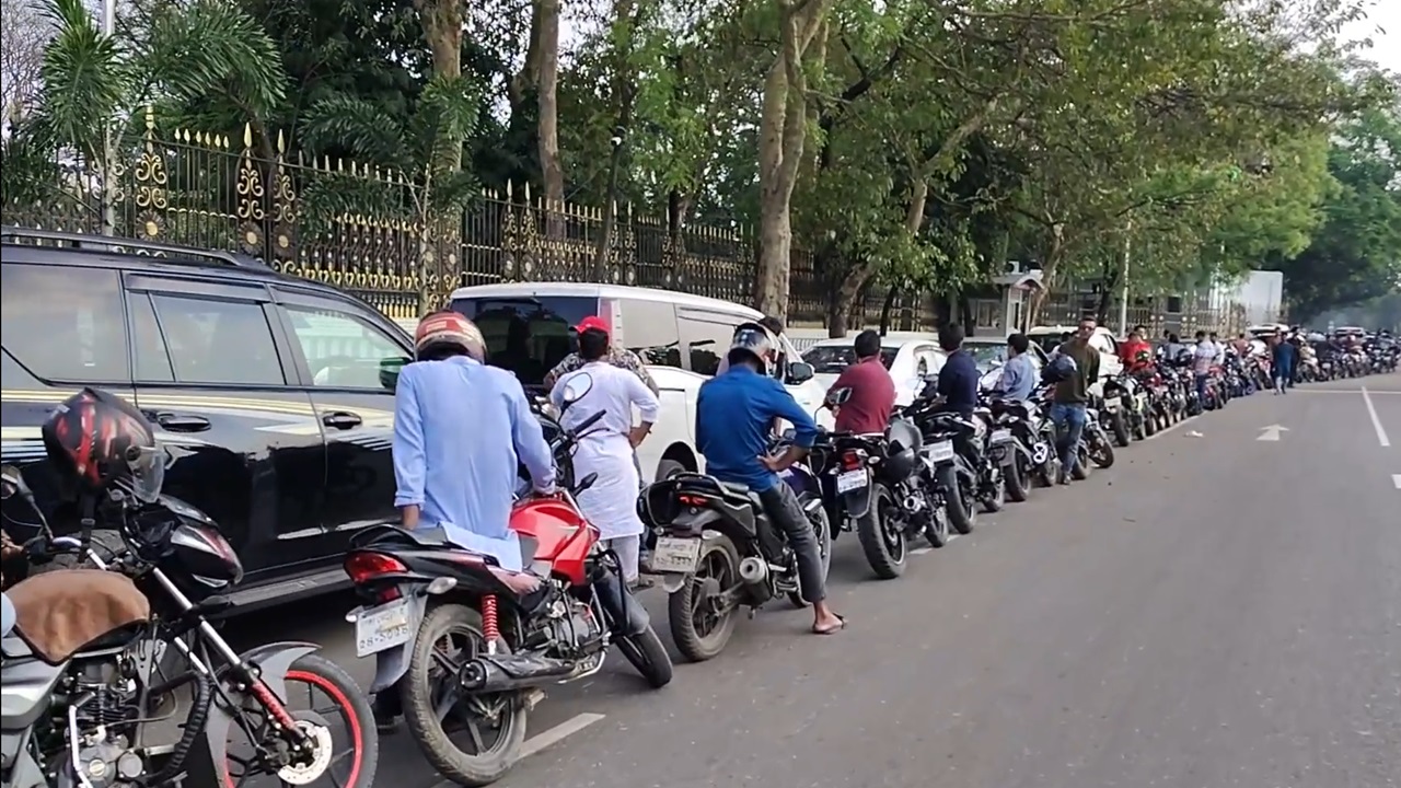 পাম্পে পুলিশের জন্য আলাদা লাইনের দাবি