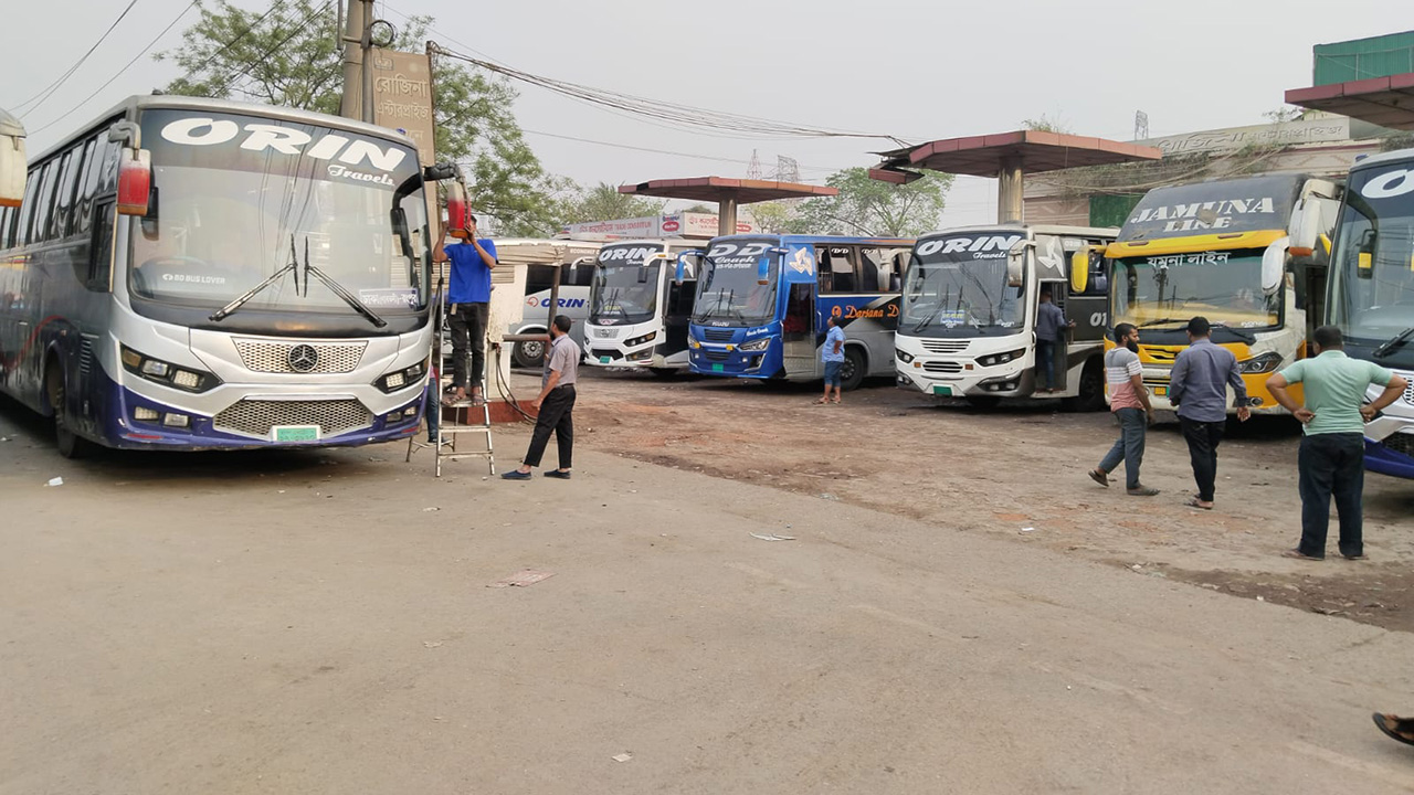 জ্বালানি সংকটে কমেছে দূরের বাস চলাচল, শঙ্কা ঈদযাত্রায়