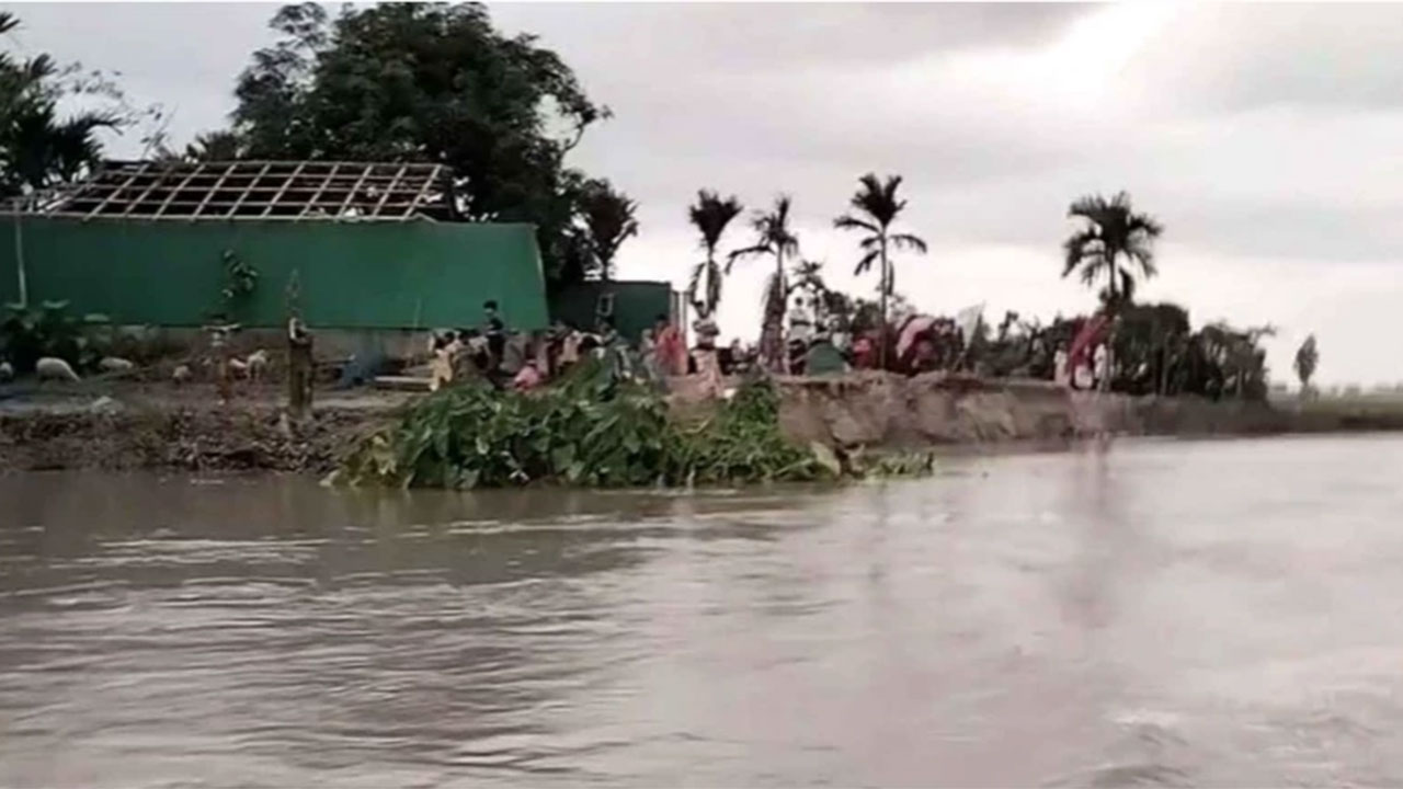 গঙ্গাচড়ায় তিস্তার দুটি বাঁধে ভাঙন, পানিবন্দী প্রায় ১০ হাজার মানুষ