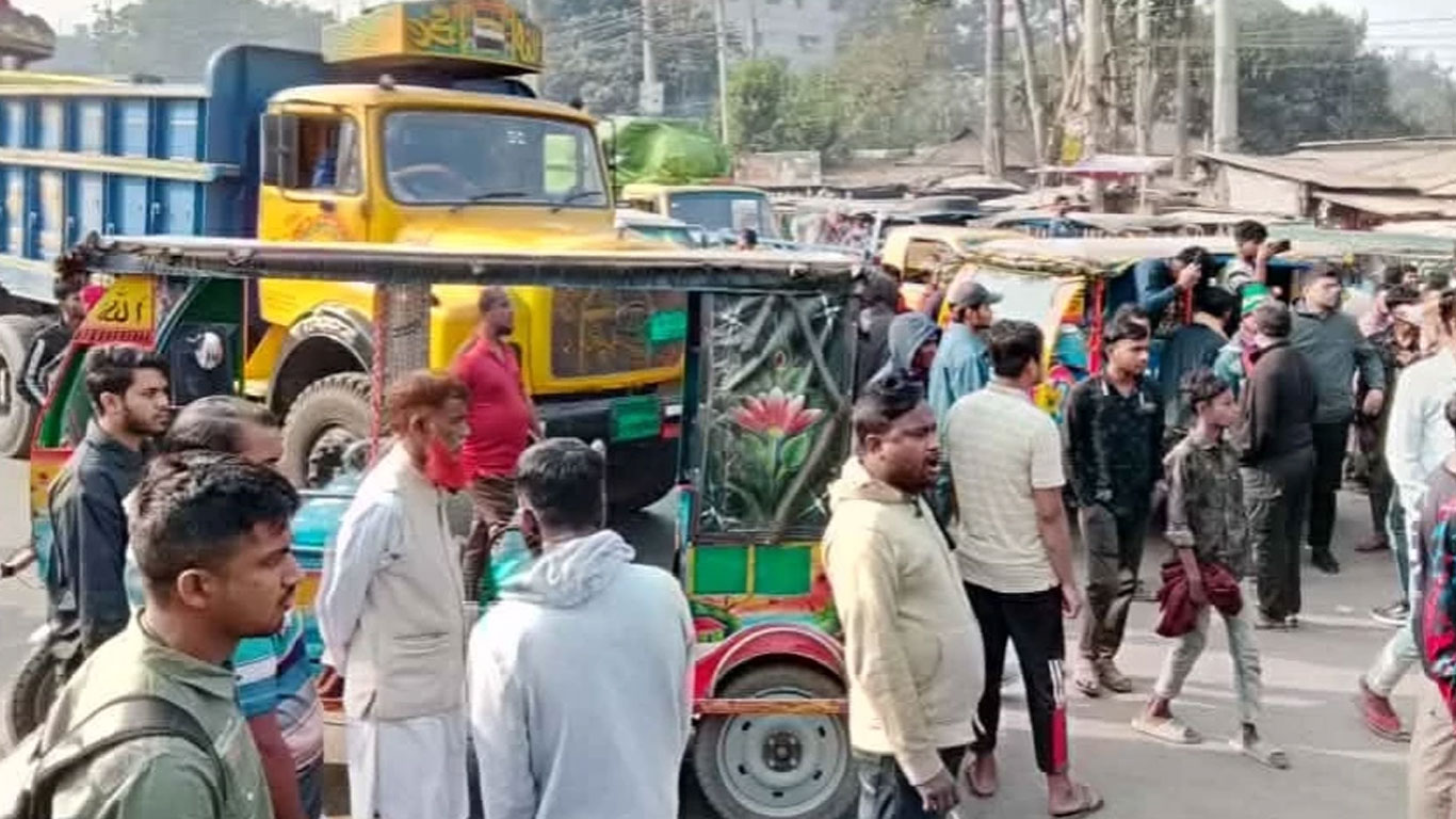 গাজীপুরে অটোরিকশা চলার অনুমতির দাবিতে সড়ক অবরোধ