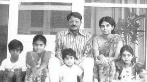 পরিবারের সঙ্গে মেজর জেনারেল আবুল মঞ্জুর। ছবি: সংগৃহীত
