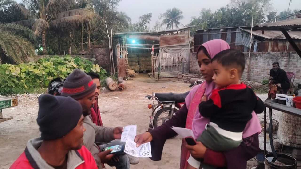 কোলে সন্তান নিয়ে রাজশাহীর ৬টি আসনের একমাত্র নারী প্রার্থী হাবিবার প্রচার