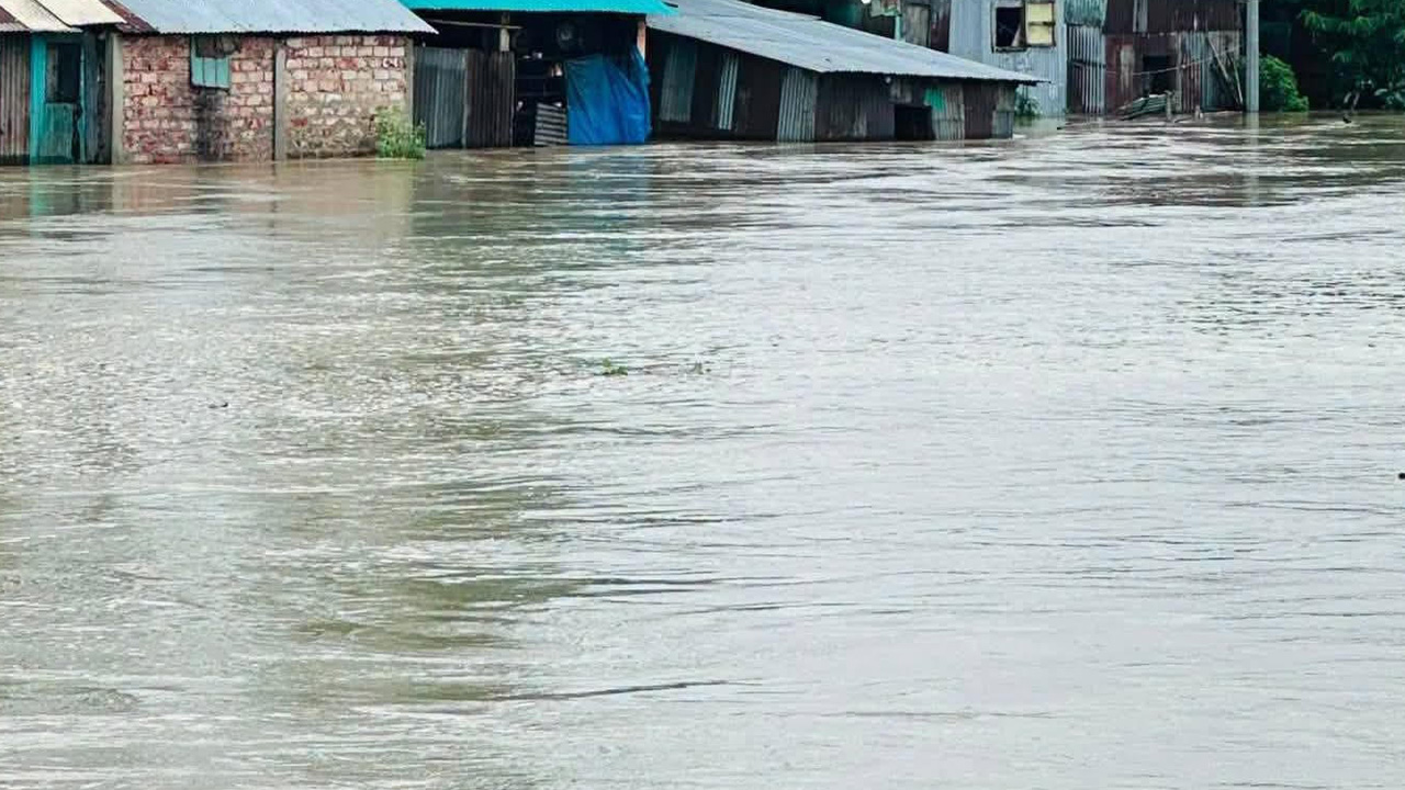 ৫ নদীর পানি বিপৎসীমার উপরে