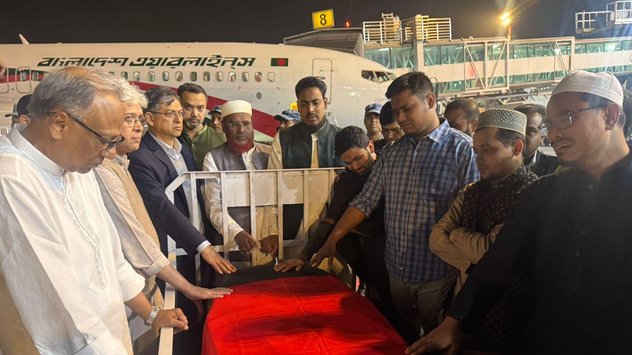 ঢাকায় পৌছালো হাদির মরদেহ, আগামীকাল মানিক মিয়ায় জানাজা