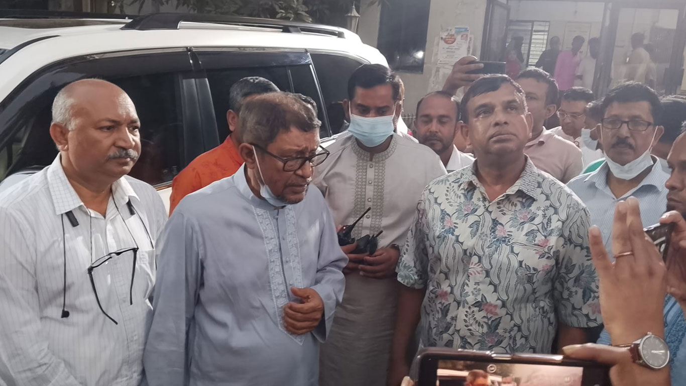 খালেদা জিয়াকে সেবা করা ফাতেমার ভাতিজিকে দেখতে হাসপাতালে স্বাস্থ্যমন্ত্রী