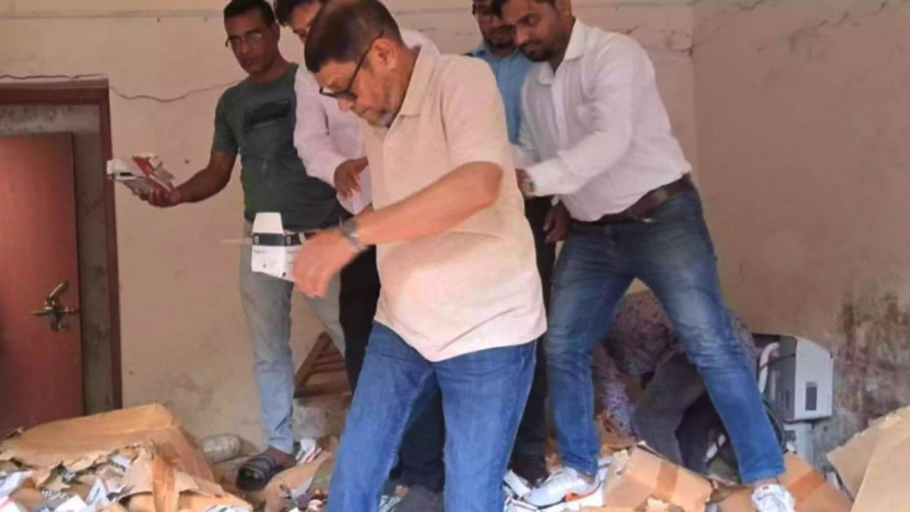 ঝটিকা সফরে গিয়ে মেয়াদোত্তীর্ণ ওষুধের মজুত পেলেন স্বাস্থ্যমন্ত্রী