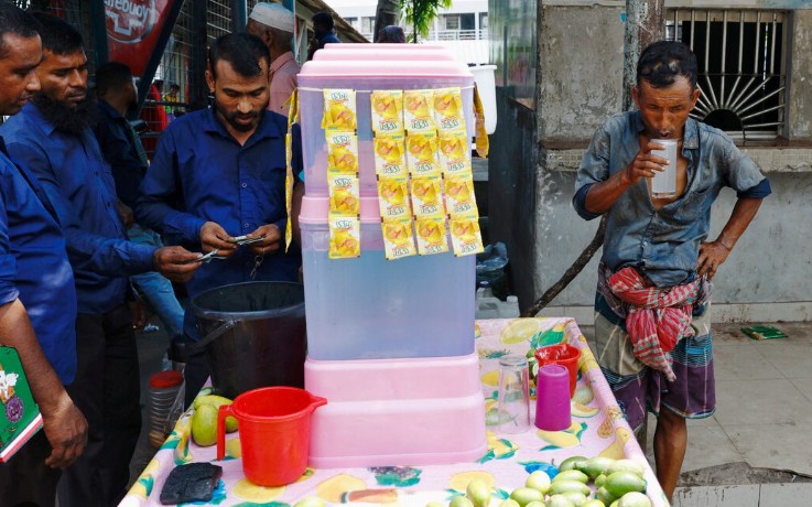 যেসব দিনে তাপমাত্রা ৩৭ ডিগ্রি সেলসিয়াস ছাড়িয়ে যায়, সেসব দিনে উৎপাদনশীলতা অন্যান্য দিনের তুলনায় সর্বোচ্চ ৩৬ শতাংশ পর্যন্ত কমে যায়। ছবি: রয়টার্স
