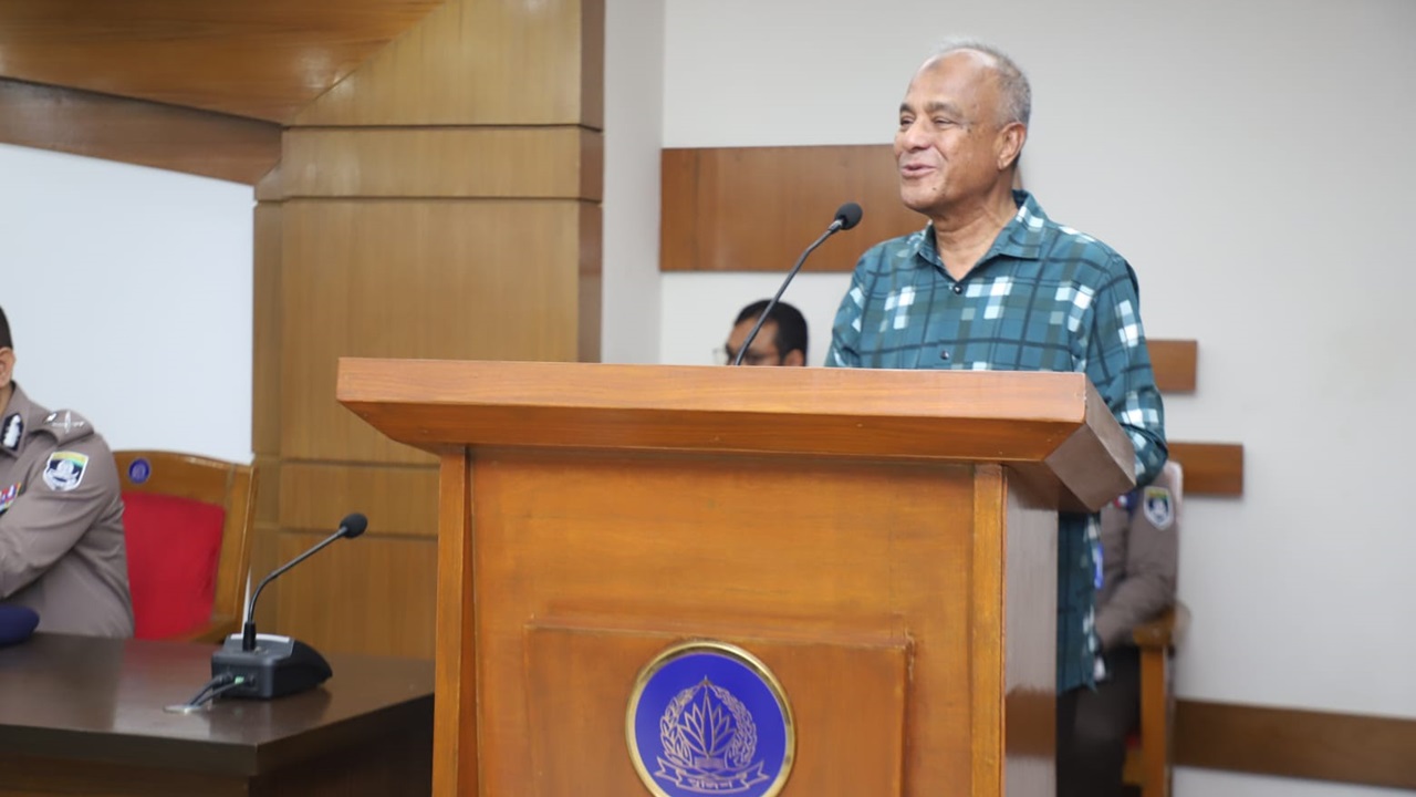 পুলিশের অবস্থান আজ যথেষ্ট সম্মানজনক: স্বরাষ্ট্র উপদেষ্টা