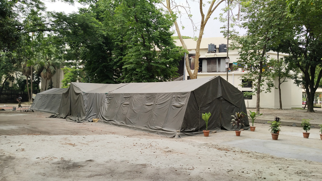 ঢাকা মেডিকেল কলেজ (ঢামেক) হাসপাতালে ২০ শয্যার একটি বিশেষ ফিল্ড হাসপাতাল প্রস্তুত করা হয়েছে। ছবি: চরচা
