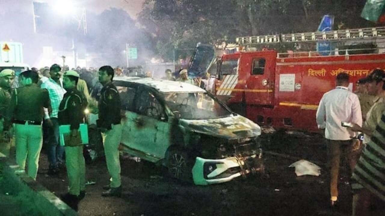 পাকিস্তানে আদালতের সামনে আত্মঘাতী হামলা, নিহত ১২