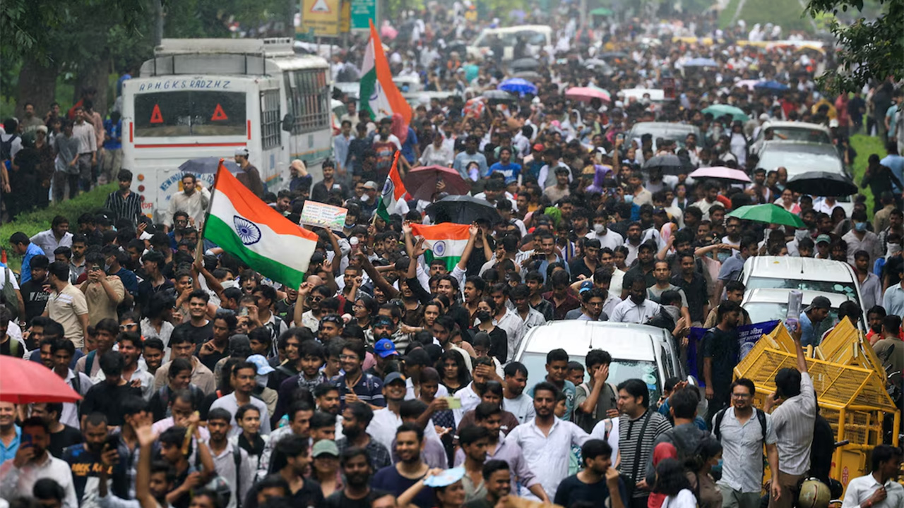 আন্দোলনে অংশ নেওয়া তরুণ এবং তাদের অভিভাবকরা মূলত মধ্যবিত্ত ও নিম্ন-মধ্যবিত্ত শ্রেণীর। ছবি: রয়টার্স