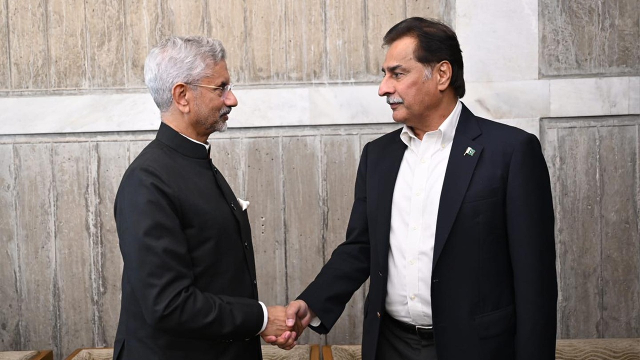 ঢাকায় দেখা হলো ভারতের পররাষ্ট্রমন্ত্রী ও পাকিস্তানের পার্লামেন্টের স্পিকারের