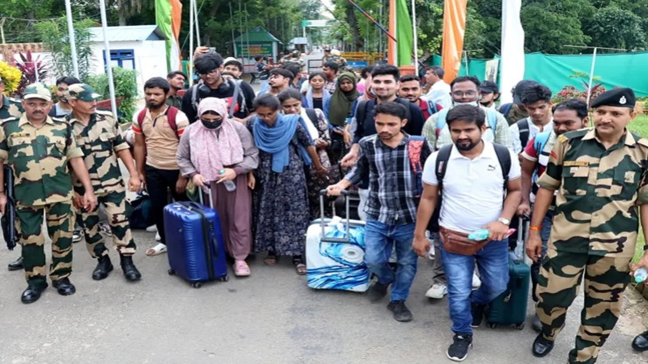 সীমান্ত দিয়ে বাংলাদেশ থেকে ভারতে যাচ্ছেন ভারতীয় শিক্ষার্থীরা। ছবি: রয়টার্স