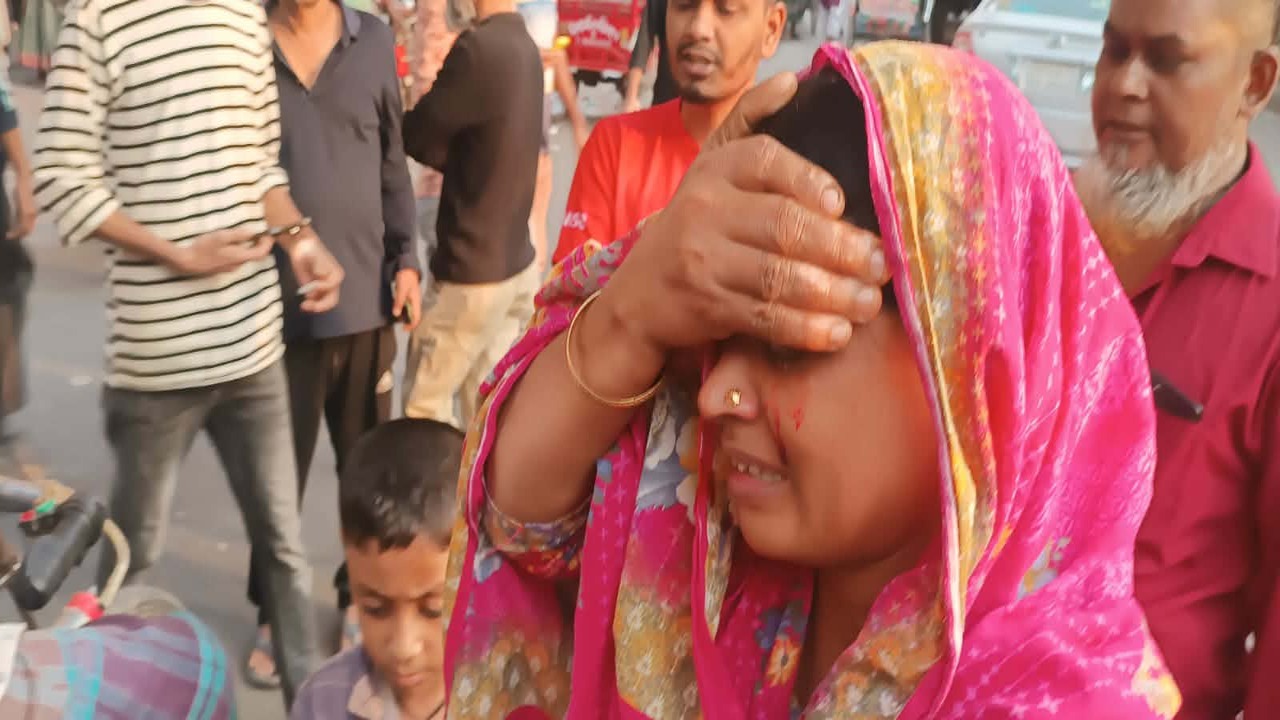 রাজধানীর ৩ স্থানে ককটেল বিস্ফোরণ, ১ নারী আহত