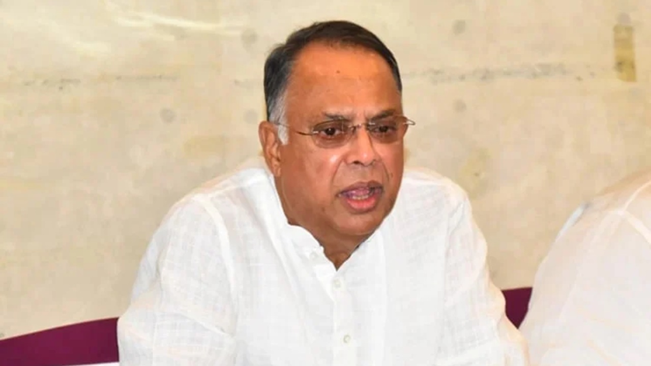 তেলের সংকট নেই, অযথা লাইনে দাঁড়াবেন না: জ্বালানি মন্ত্রী