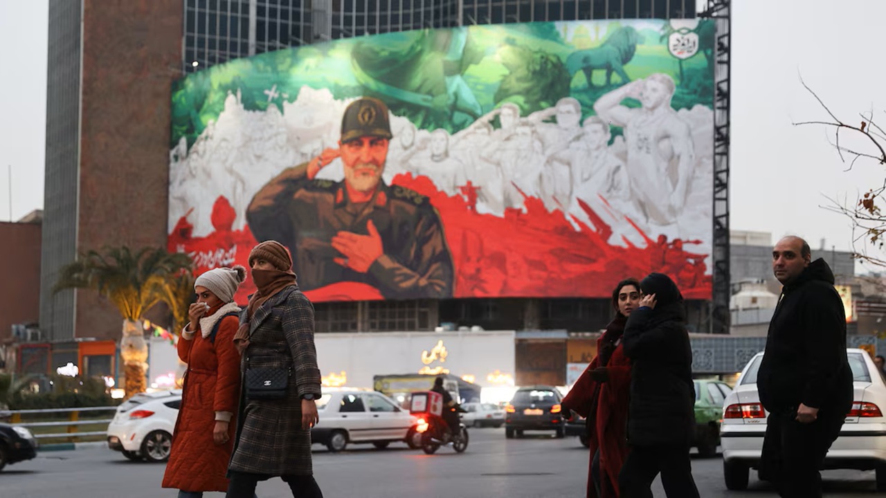 ইরানে ‘দিশেহারা’ খামেনি কীভাবে ‘ক্ষুধার্ত’ জনতা ঠেকাবেন?