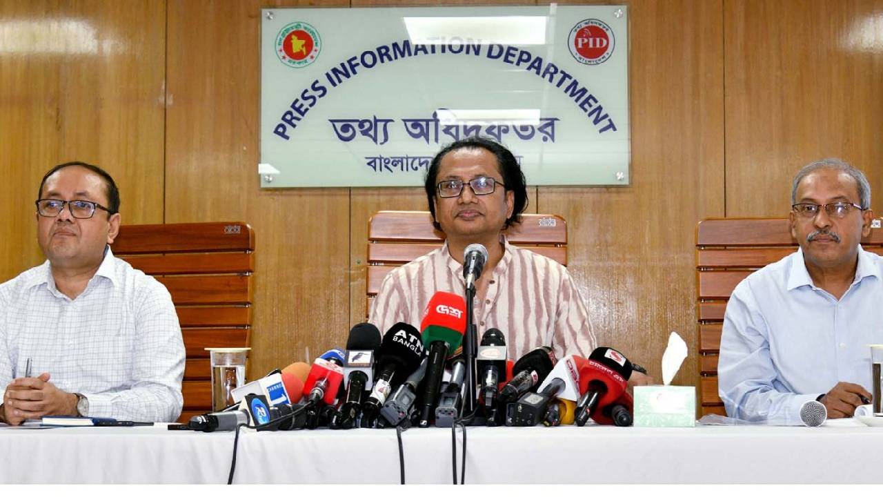 দুর্নীতির বিষয়ে অন্তর্বর্তী, আ.লীগ, বিএনপি কাউকে ছাড় দেওয়া হবে না: তথ্য উপদেষ্টা