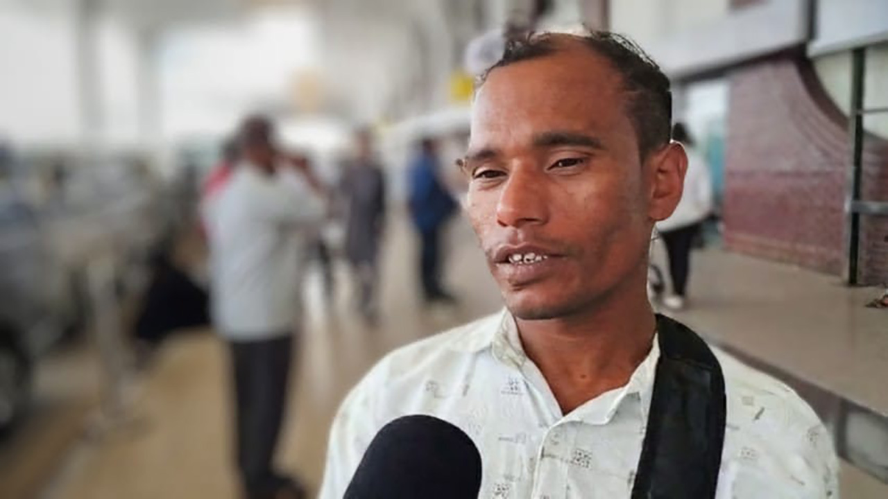 জামালপুরের মাহফুজ শুনেছিলেন সৌদি আরবের রিয়াদ ও জেদ্দায় বিমানের ফ্লাইট চলছে। বিমানবন্দরে এসে জানতে পারলেন যেতে পারবেন না। ছবি: চরচা