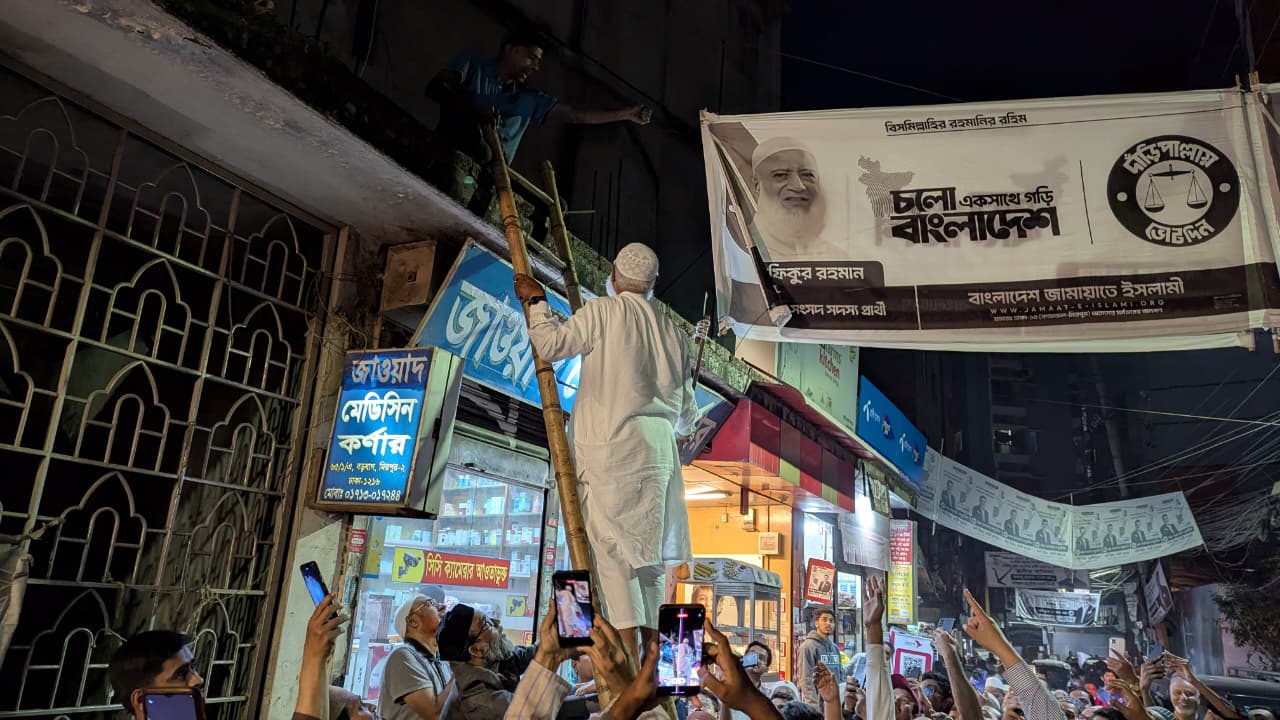 নিজেই নিজের পোস্টার সরালেন জামায়াত আমির