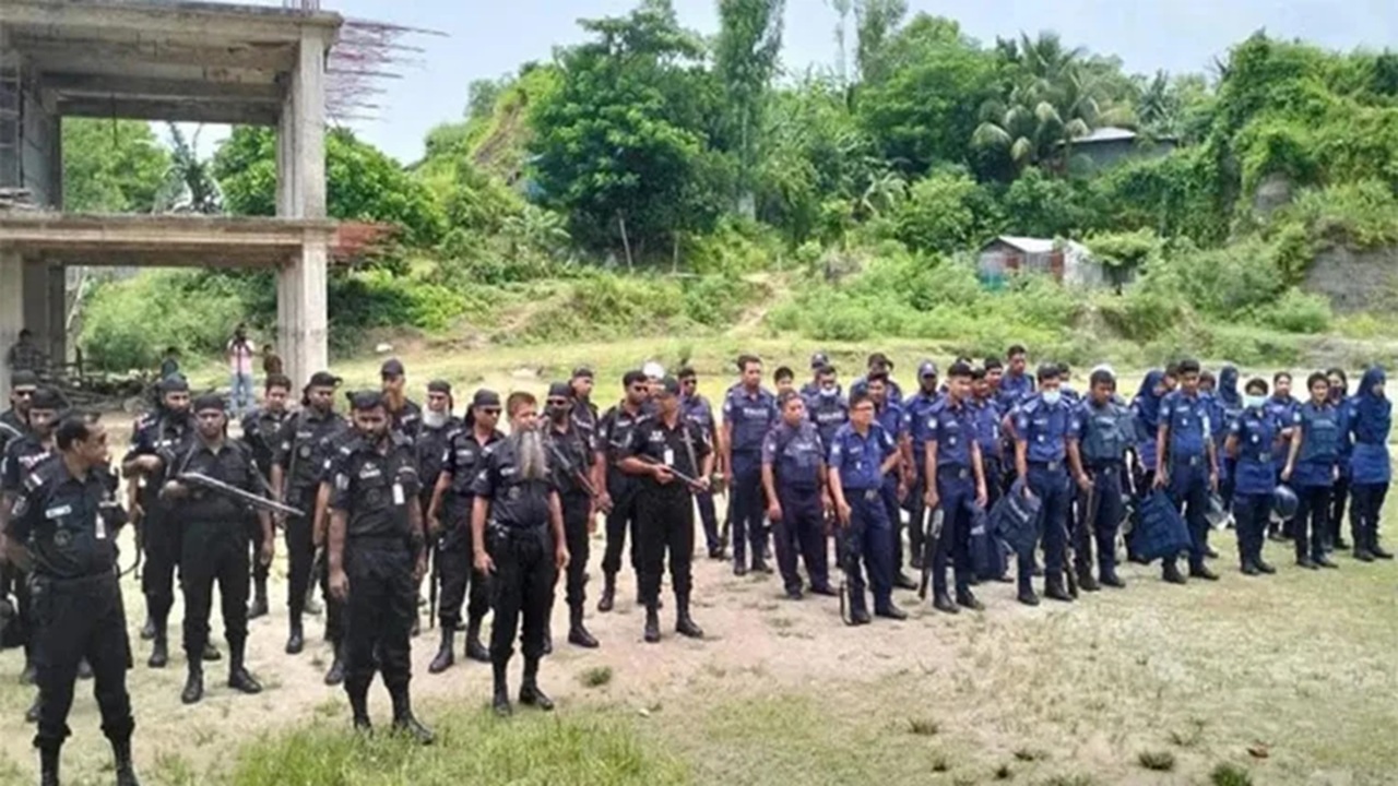 জঙ্গল সলিমপুরে অভিযান: বিপুল অস্ত্র উদ্ধার, আটক ২২