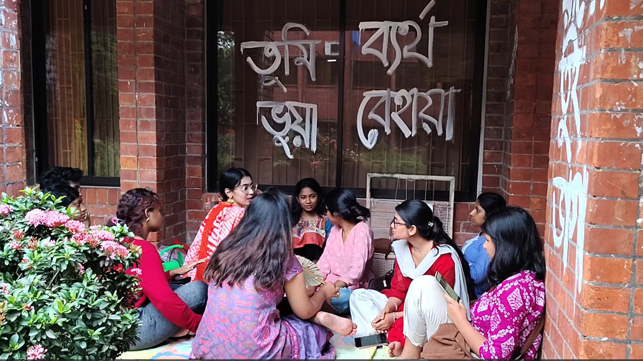 জাহাঙ্গীরনগর বিশ্ববিদ্যালয়ে আন্দোলন চলছে। ছবি: চরচা