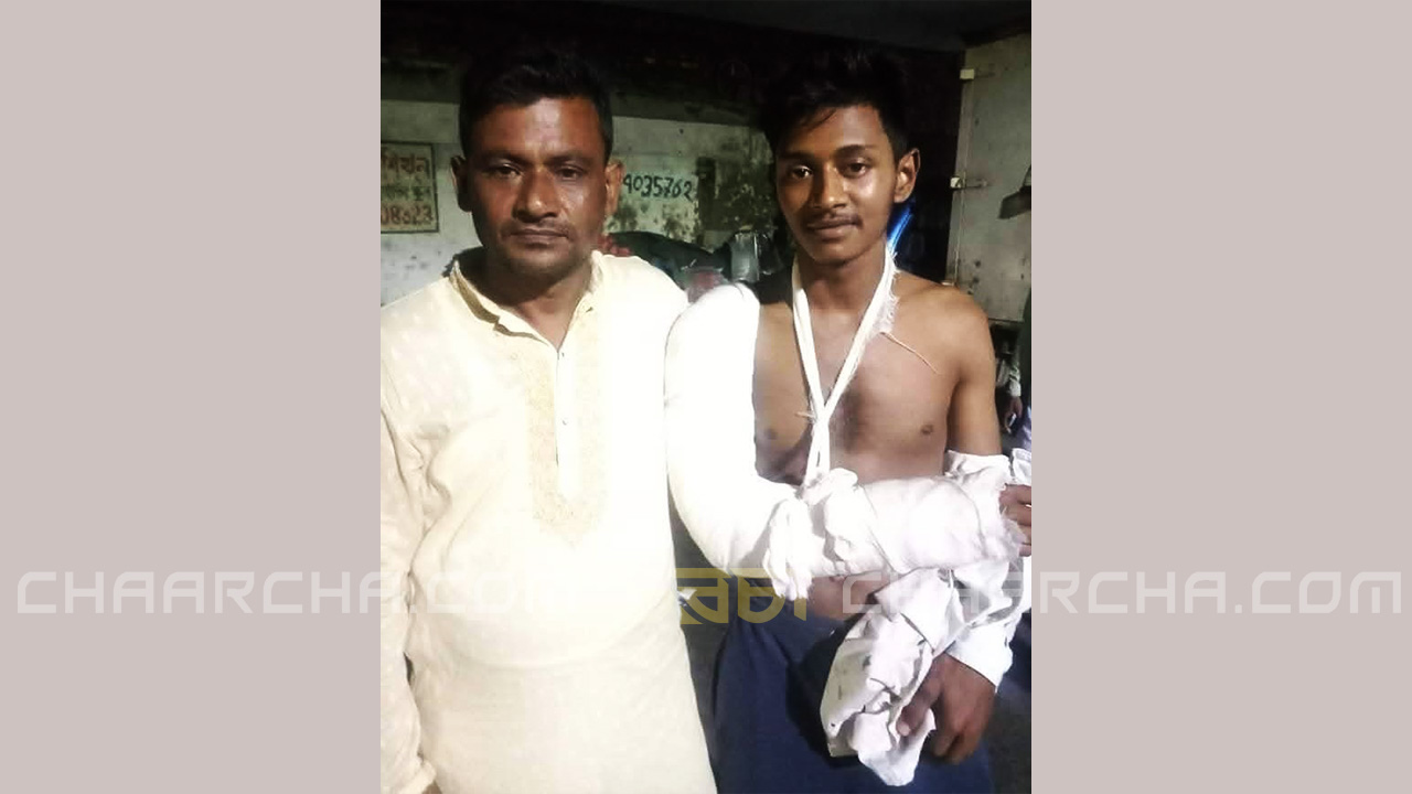 সড়ক দুর্ঘটনার পর কামাল খানের সঙ্গে মোটরসাইকেল চালক রিপন। ছবি: চরচা