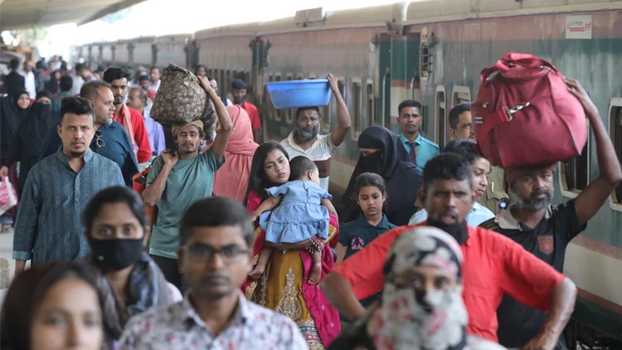 ঈদের ছুটি কাটিয়ে ঢাকামুখী মানুষ