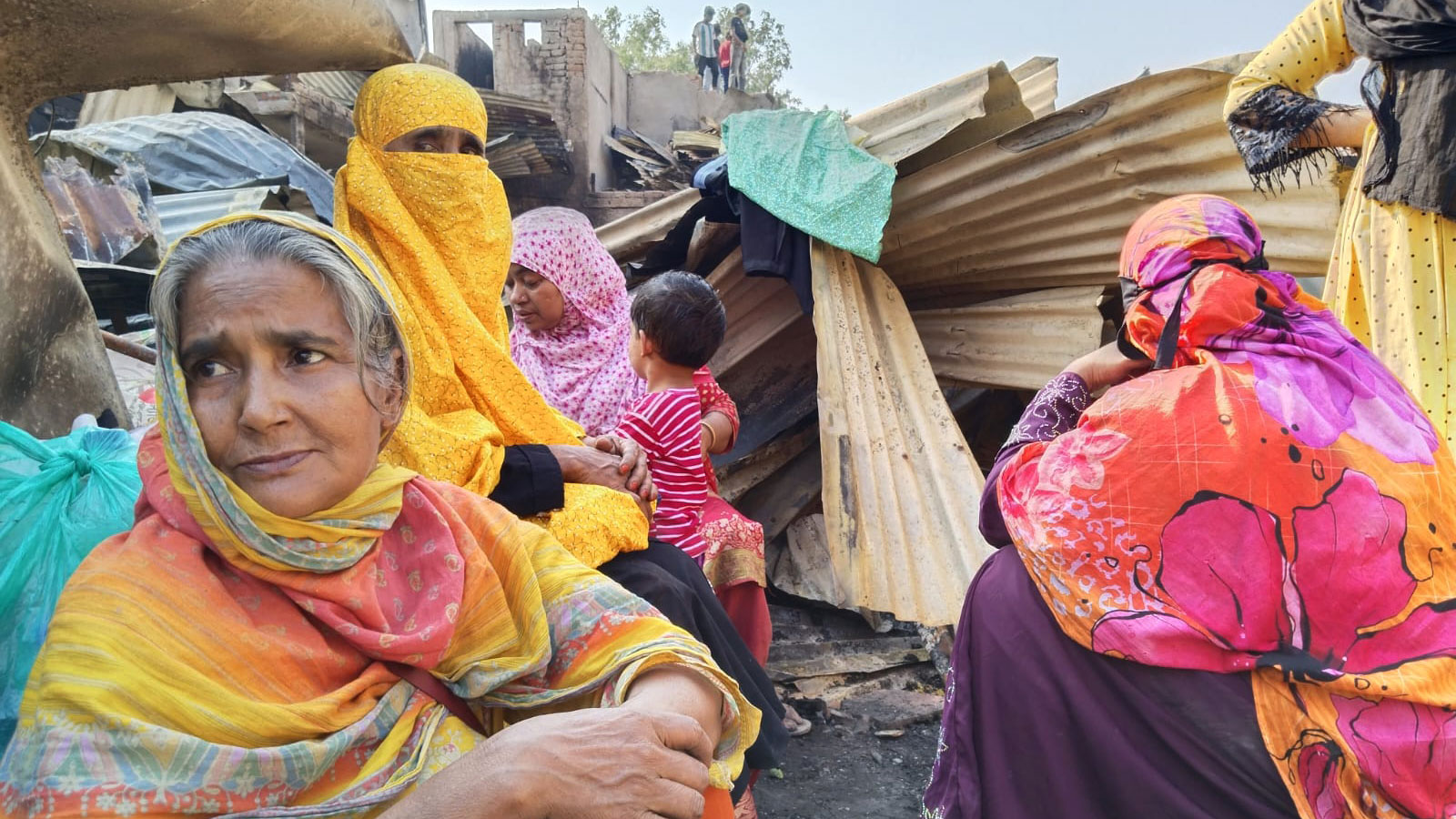 আগুনে ঘরবাড়ি হারিয়ে নিঃস্ব হয়েছে অনেক পরিবার। ছবি: চরচা