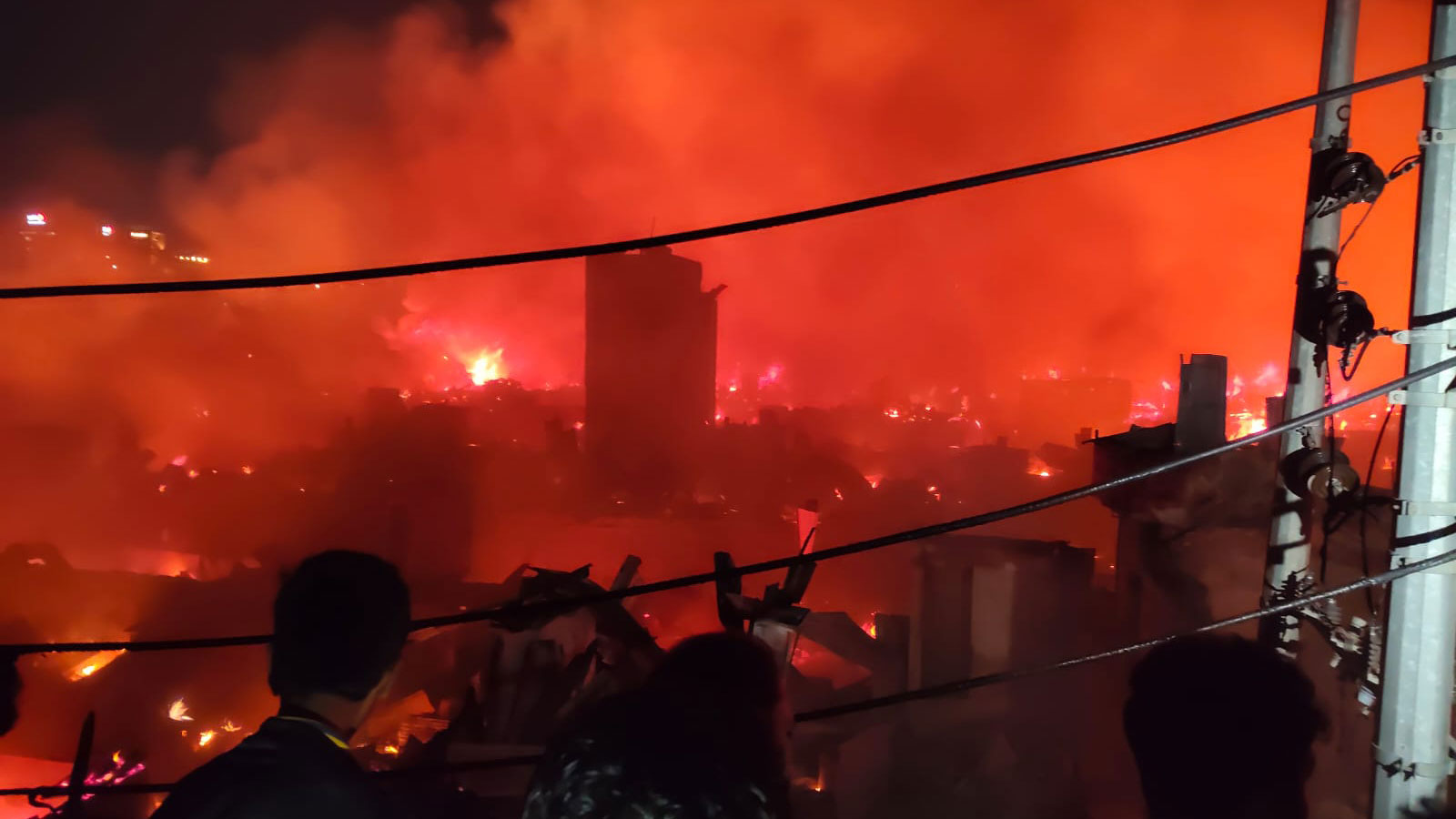 ১৬ ঘণ্টা পর পুরোপুরি নির্বাপণ হয় কড়াইল বস্তির আগুন। ছবি: চরচা