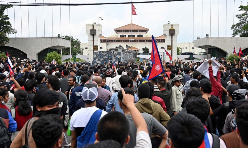 নেপালে প্রেসিডেন্ট ভবন ভাঙচুর, দেশ ছাড়ার পরিকল্পনা প্রধানমন্ত্রীর